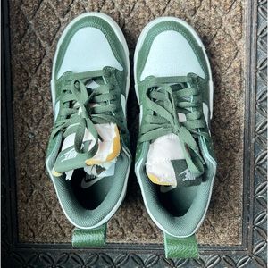 Nike Green and White sneakers size 6.5